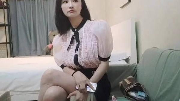 约操皮肤相当白晳的车模